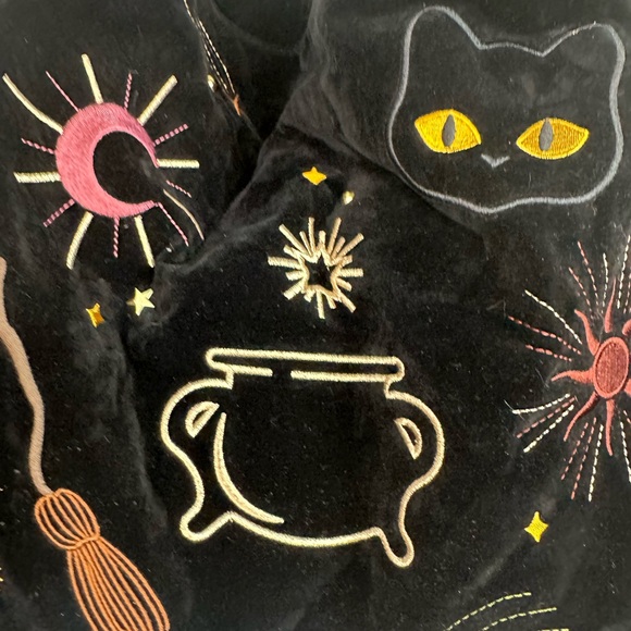 Her Universe Disney Hocus Pocus Black Icons Velvet Embroidered Crossbody Bag NWT - Picture 7 of 16